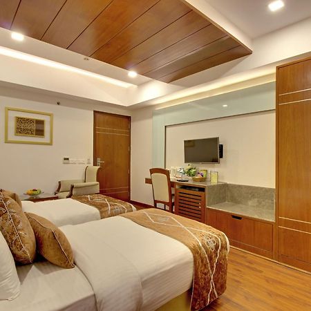 Hotel Swaran Palace Делхи Екстериор снимка