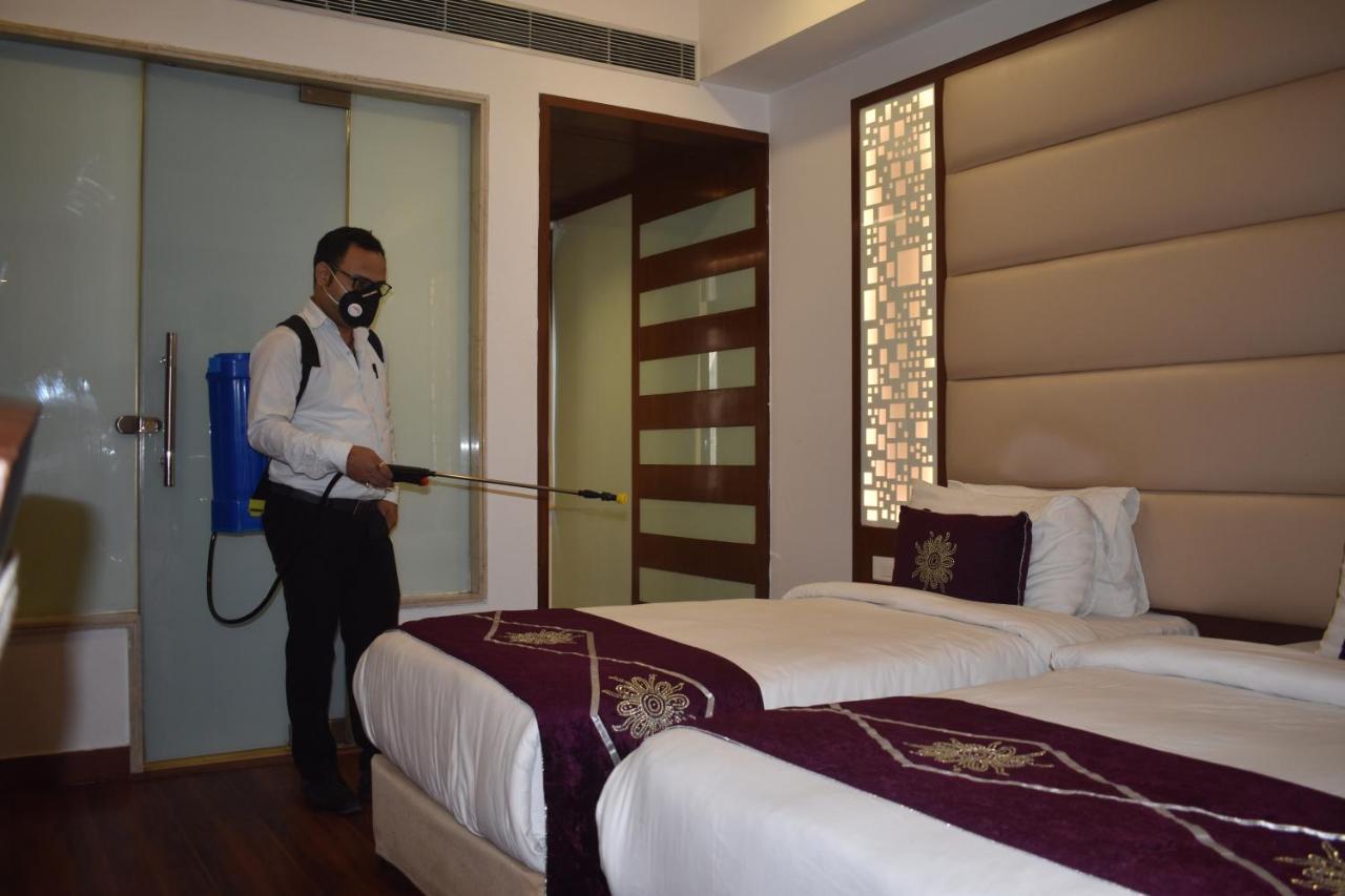Hotel Swaran Palace Делхи Екстериор снимка