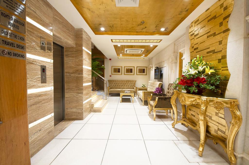 Hotel Swaran Palace Делхи Екстериор снимка