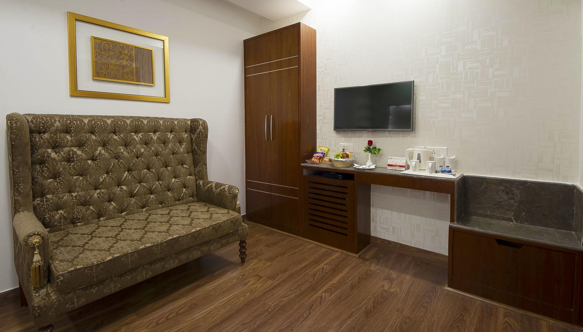 Hotel Swaran Palace Делхи Екстериор снимка