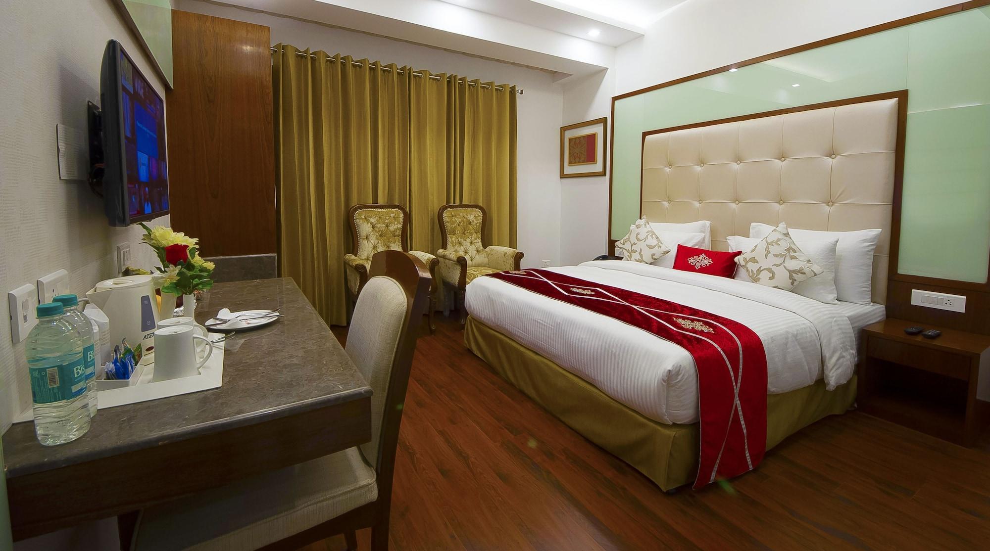 Hotel Swaran Palace Делхи Екстериор снимка