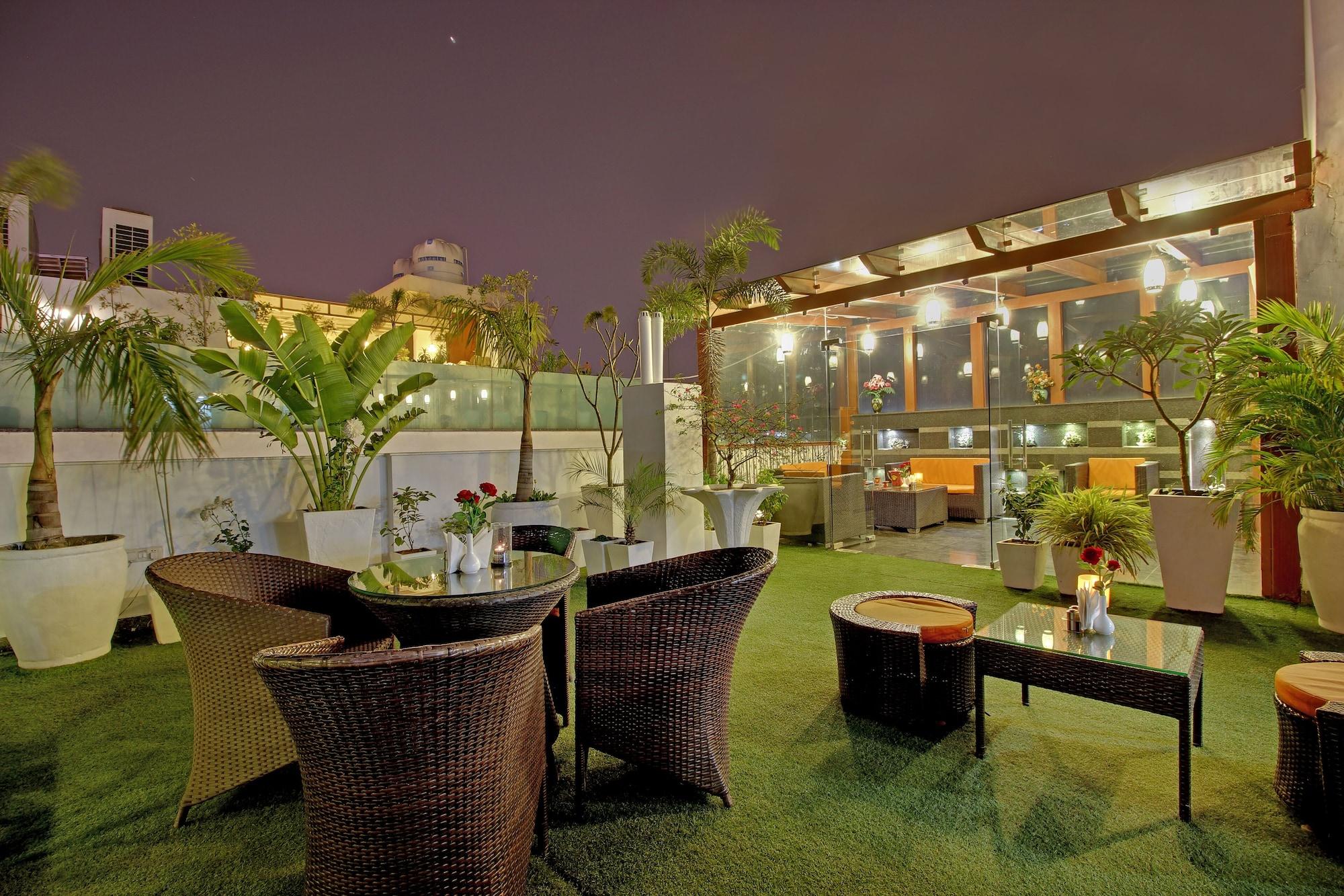 Hotel Swaran Palace Делхи Екстериор снимка
