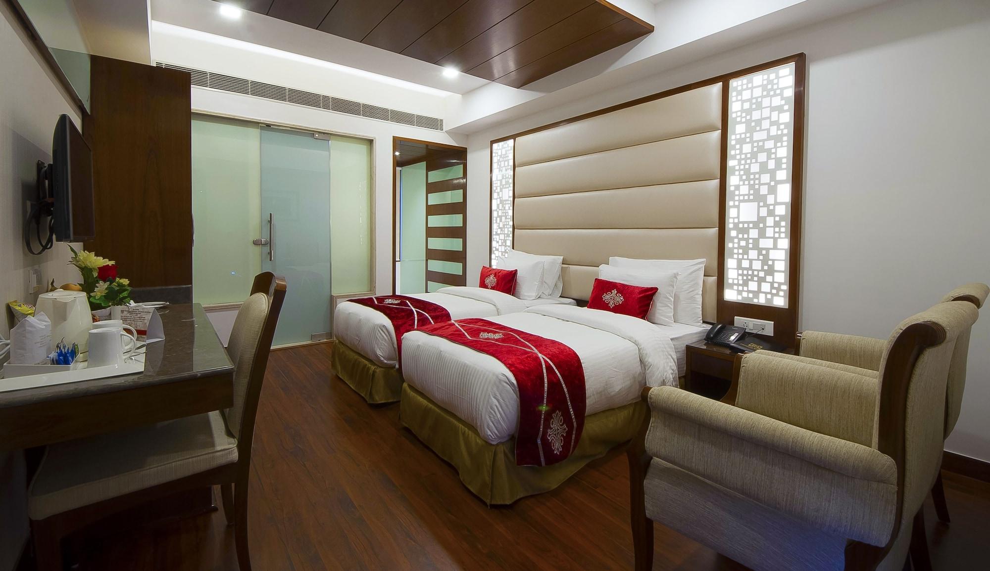 Hotel Swaran Palace Делхи Екстериор снимка