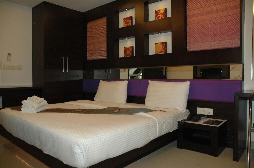 Hotel Swaran Palace Делхи Екстериор снимка