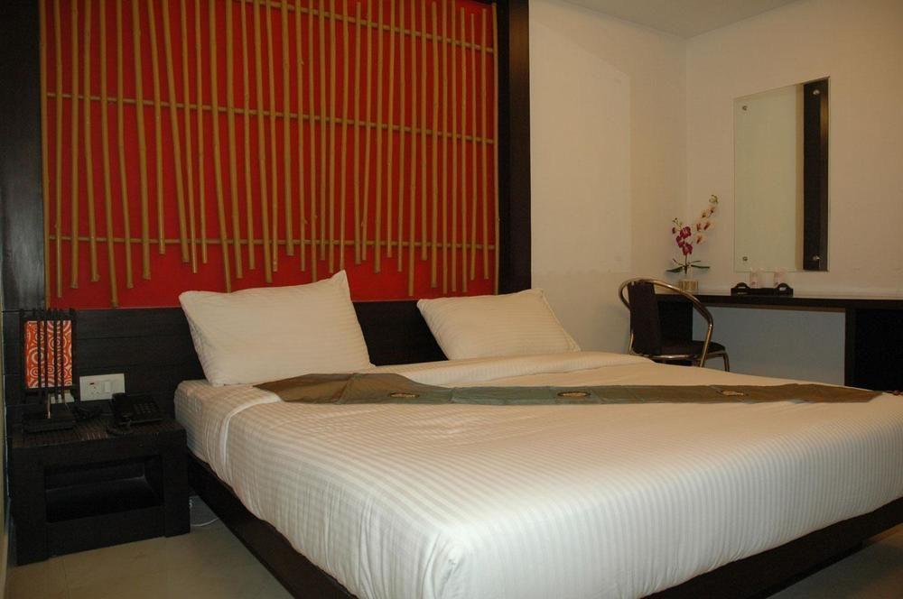 Hotel Swaran Palace Делхи Екстериор снимка
