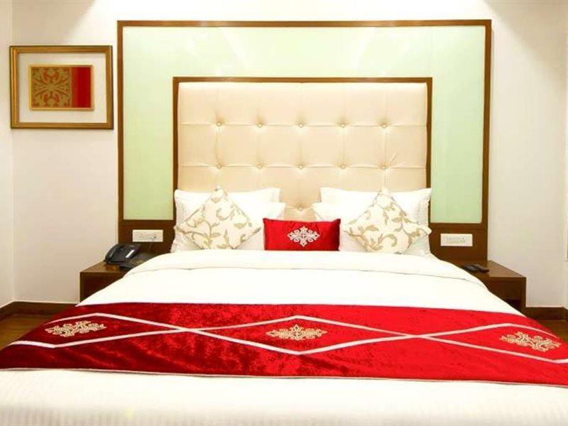 Hotel Swaran Palace Делхи Екстериор снимка