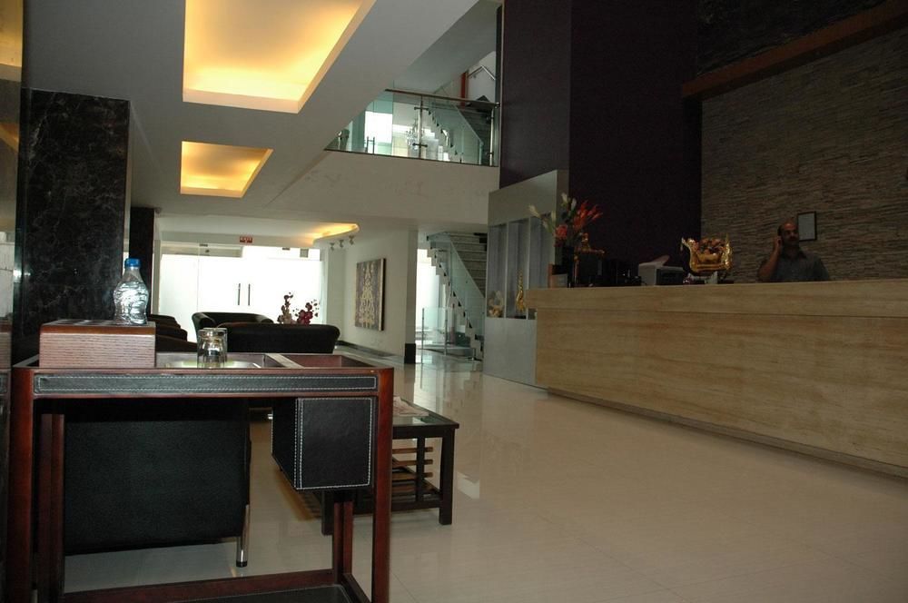 Hotel Swaran Palace Делхи Екстериор снимка