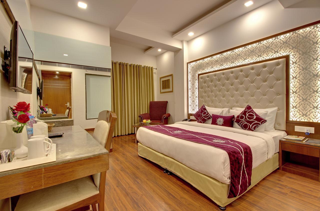 Hotel Swaran Palace Делхи Екстериор снимка