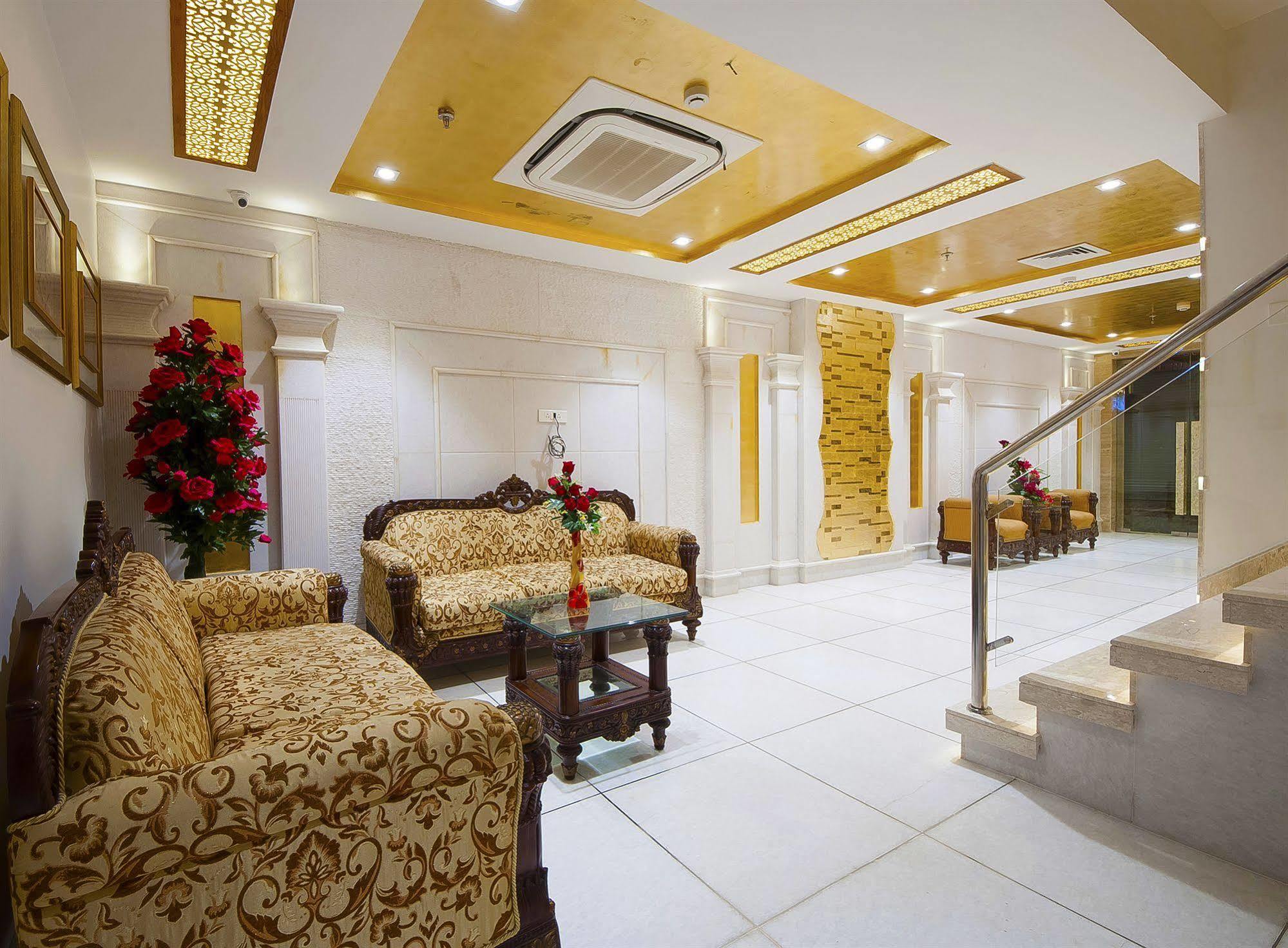 Hotel Swaran Palace Делхи Екстериор снимка
