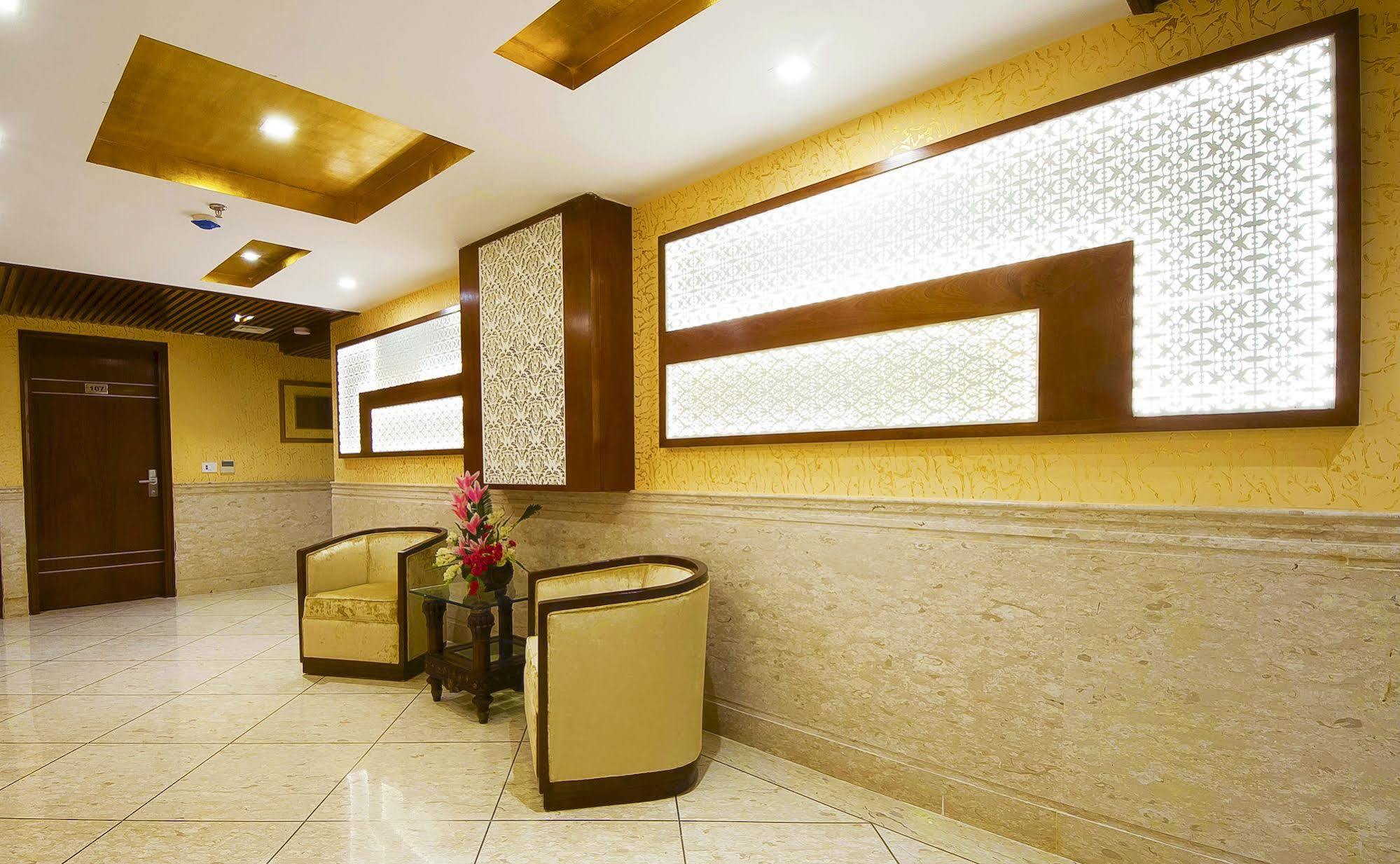 Hotel Swaran Palace Делхи Екстериор снимка