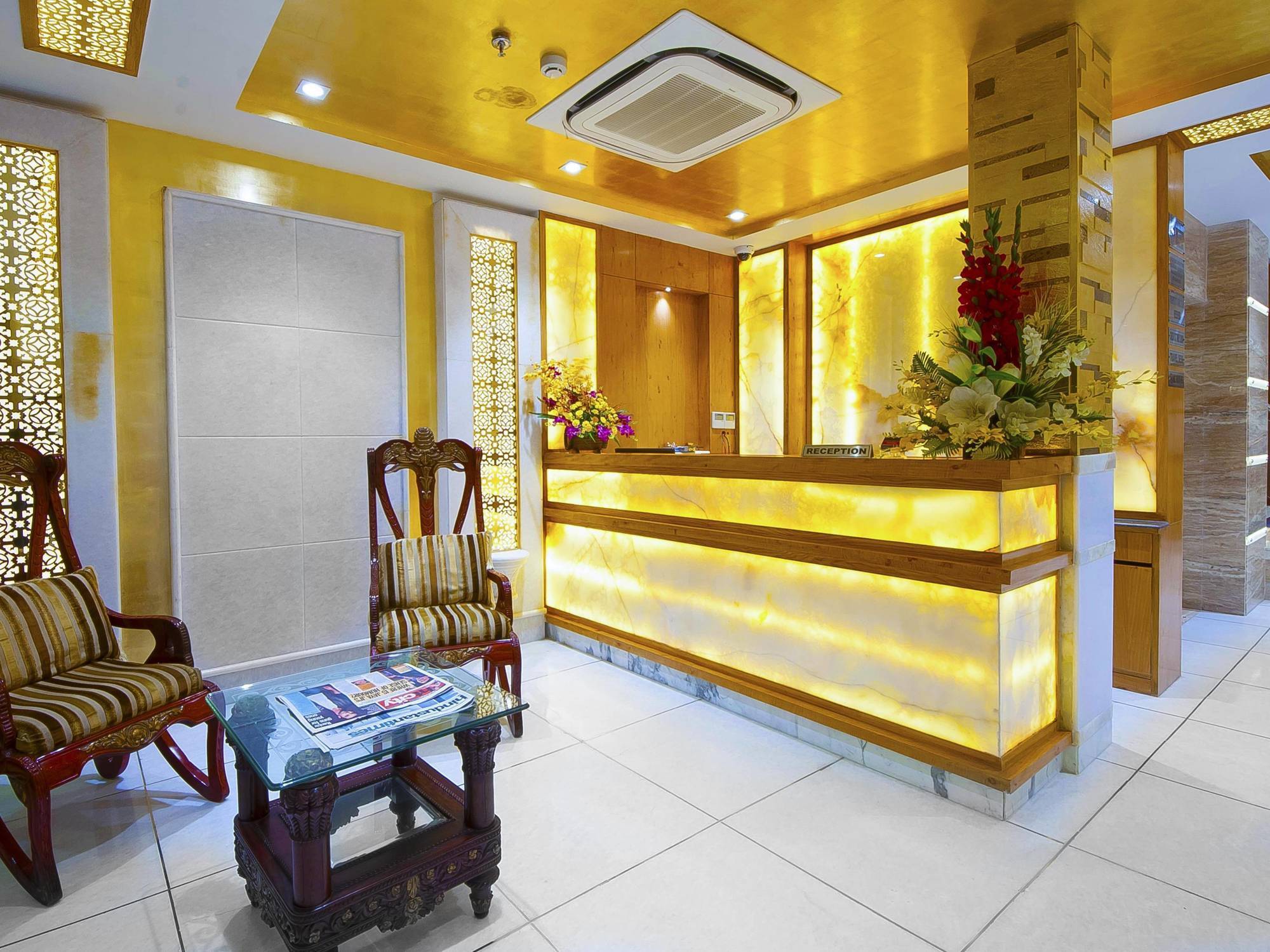 Hotel Swaran Palace Делхи Екстериор снимка