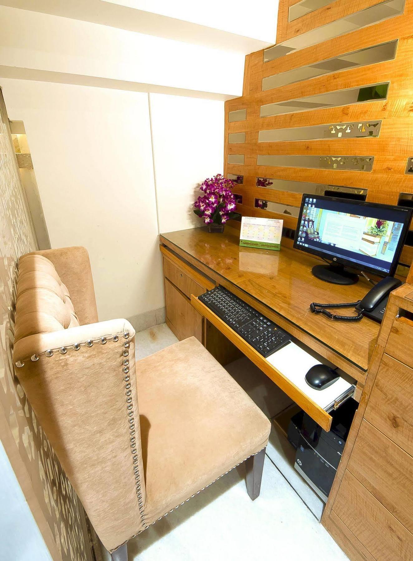 Hotel Swaran Palace Делхи Екстериор снимка