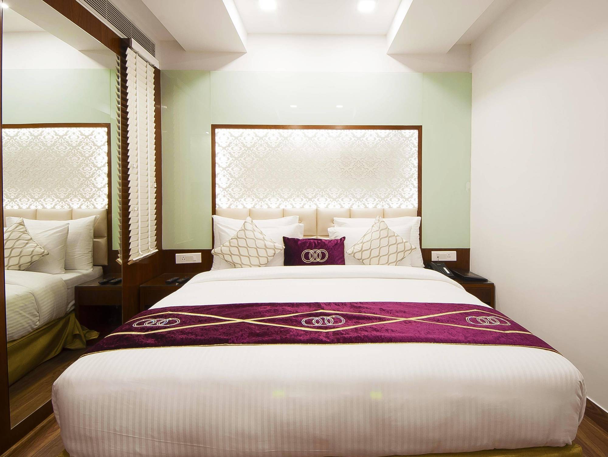 Hotel Swaran Palace Делхи Екстериор снимка