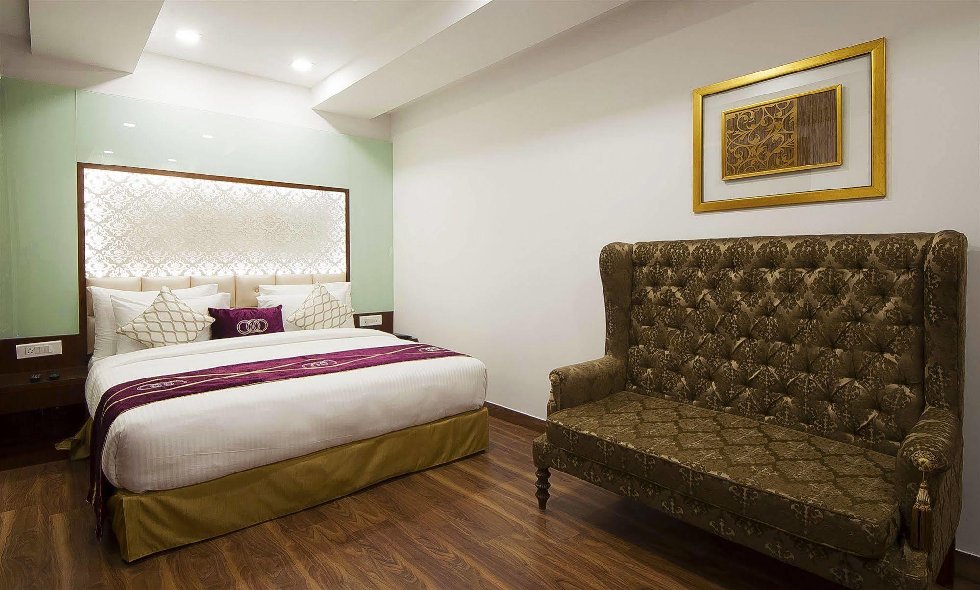 Hotel Swaran Palace Делхи Екстериор снимка
