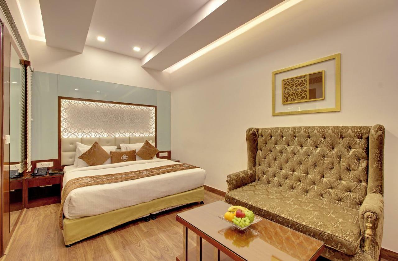 Hotel Swaran Palace Делхи Екстериор снимка